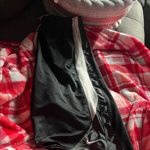 B58 Men’s XL Nike B/W/G Basketball Shorts